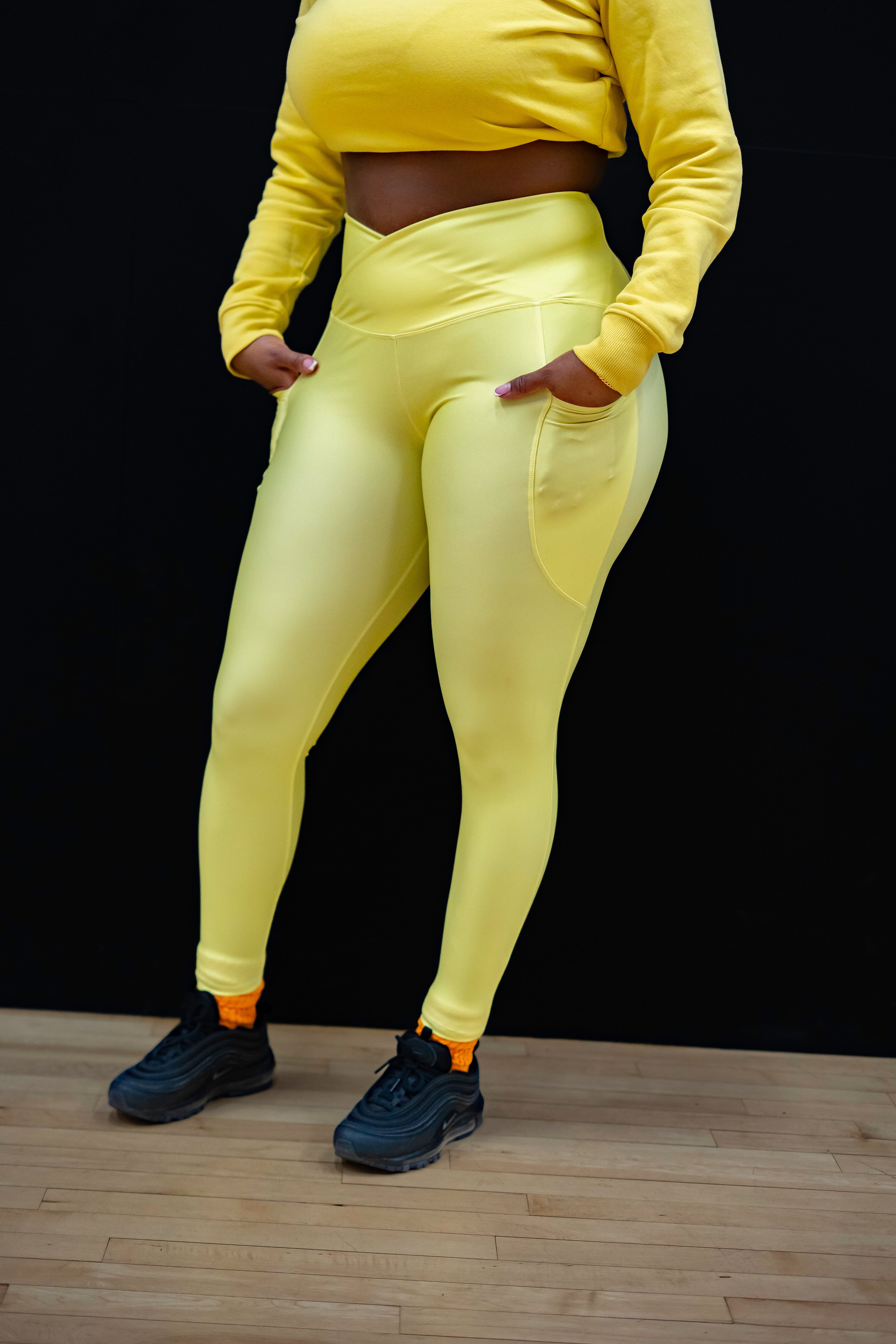 Crossover leggings with pockets