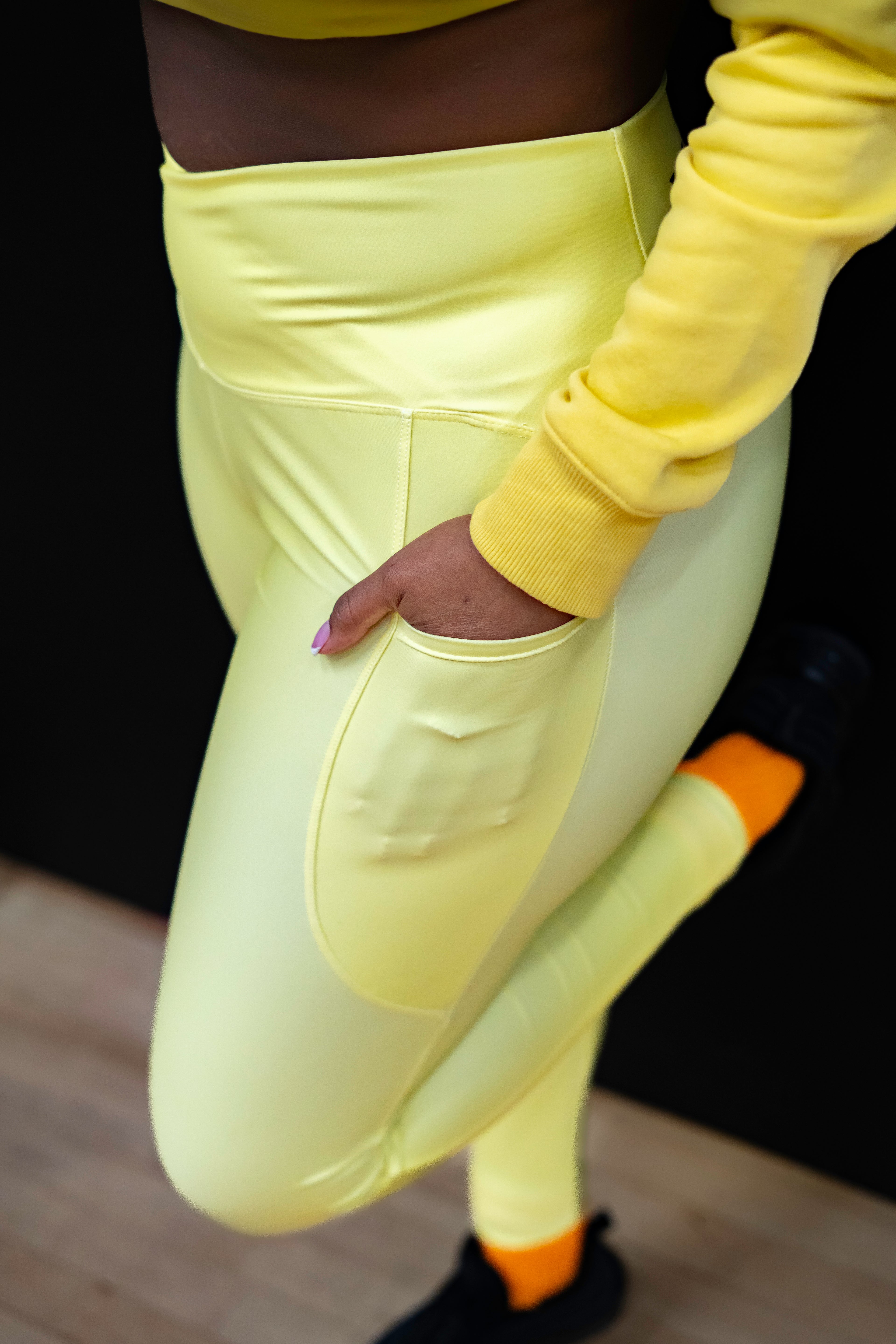 Crossover leggings with pockets