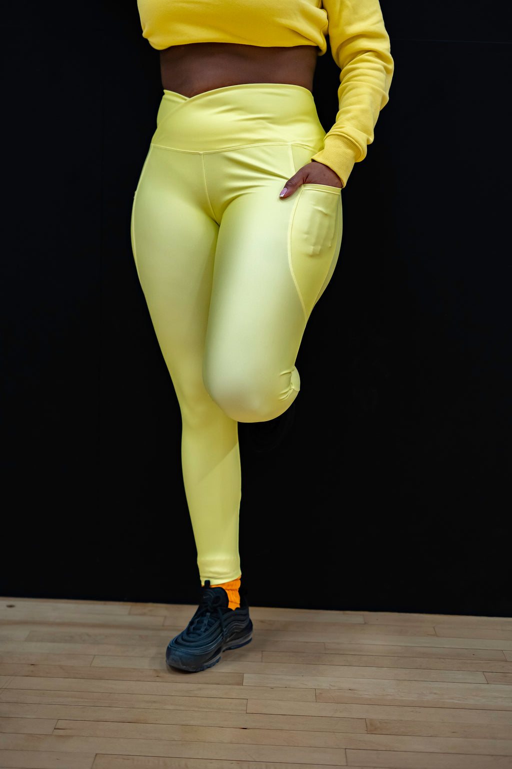Crossover leggings with pockets