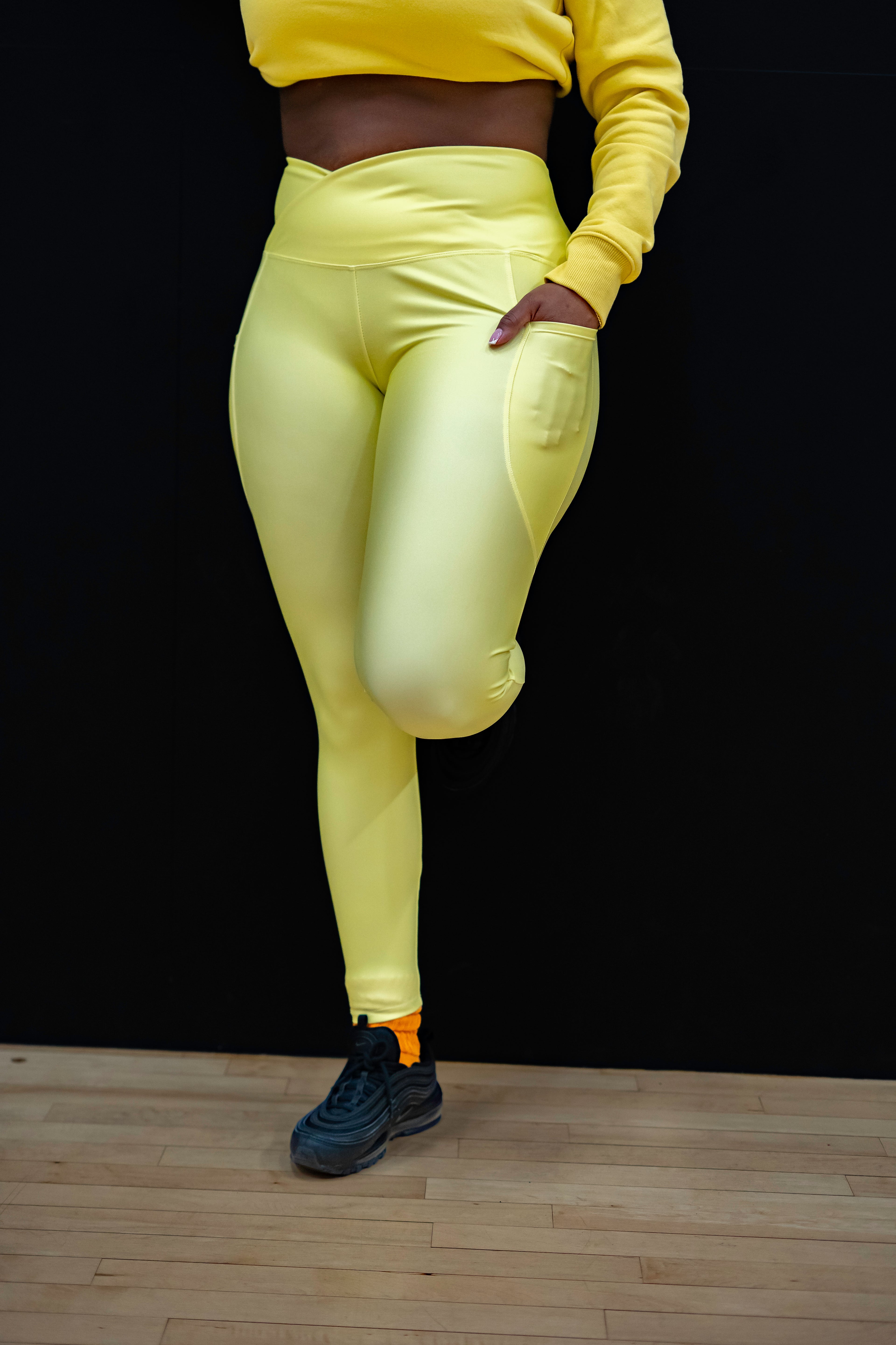 Crossover leggings with pockets